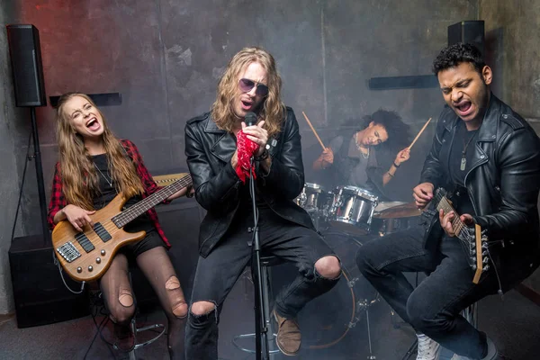 Groupe de rock répétant en studio — Photo de stock