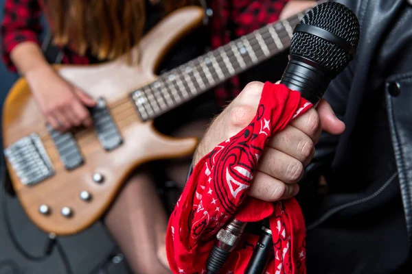 Homme chantant au microphone — Photo de stock