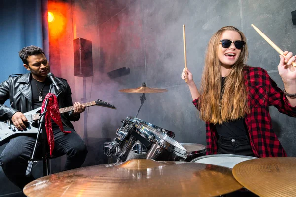 Woman playing drums — Stock Photo