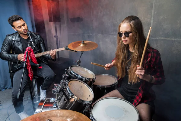 Woman playing drums — Stock Photo