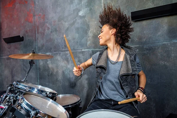 Женщина играет на барабанах — стоковое фото