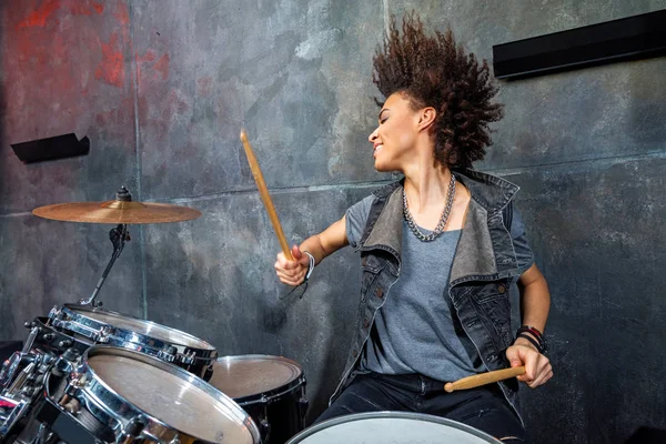 Mujer tocando la batería - foto de stock