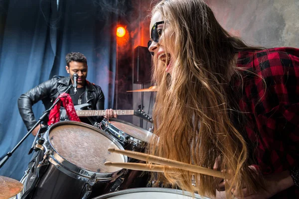 Mulher tocando bateria — Fotografia de Stock