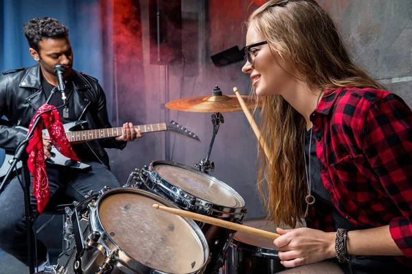 Woman playing drums — Stock Photo