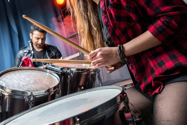 Жінки грають барабани — стокове фото