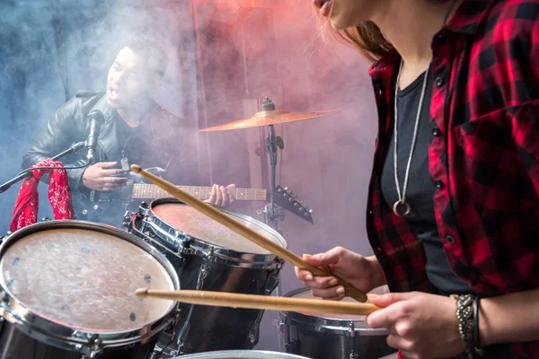 Woman playing drums — Stock Photo