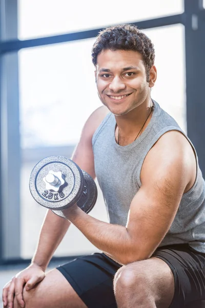 Entrenamiento de hombre con mancuerna - foto de stock