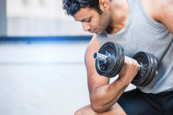 Uomo allenamento con manubrio — Foto stock