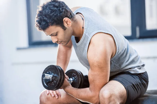 Entrenamiento de hombre con mancuerna - foto de stock