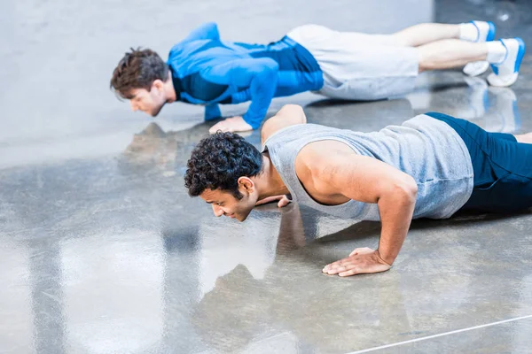 Hombres haciendo push-up - foto de stock