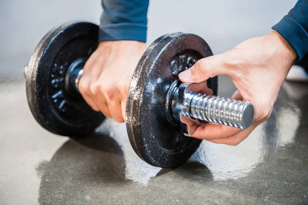 Uomo allenamento con manubrio — Foto stock