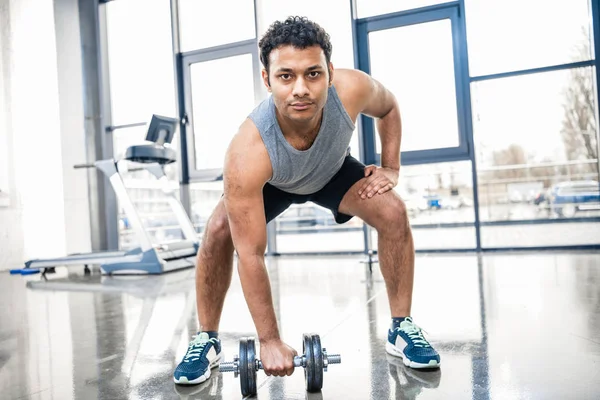 Uomo allenamento con manubrio — Foto stock