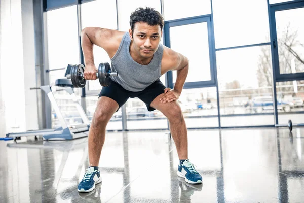 Entrenamiento de hombre con mancuerna — Stock Photo
