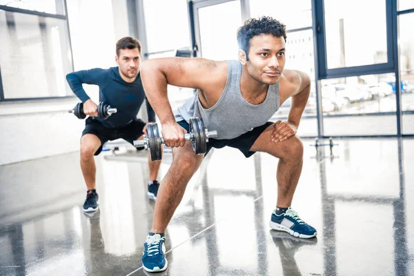 Entraînement avec haltères à la salle de gym — Photo de stock