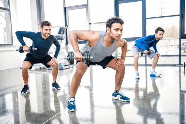 Entraînement avec haltères à la salle de gym — Photo de stock