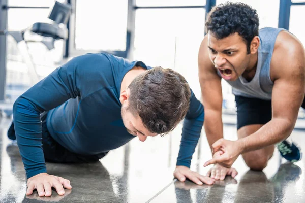 Joven haciendo push-up - foto de stock