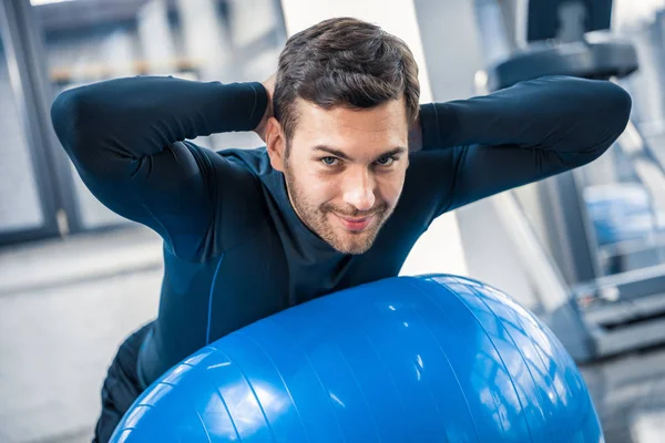 Hombre haciendo ejercicio en la pelota de fitness - foto de stock