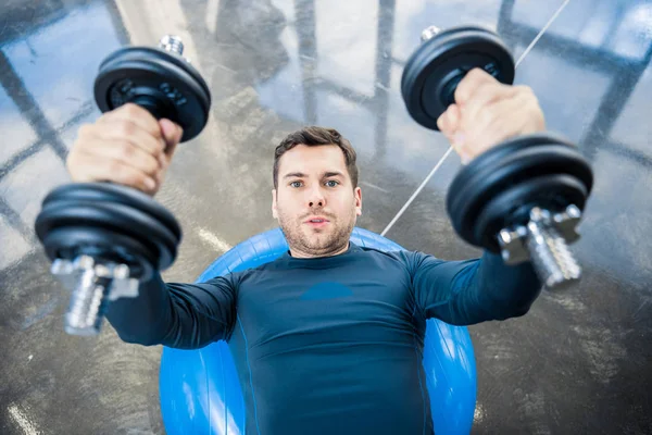 Uomo allenamento con manubri — Foto stock