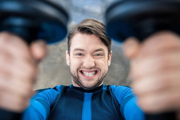 Homem treino com halteres — Fotografia de Stock