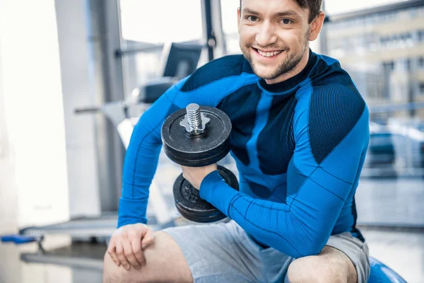 Entrenamiento de hombre con mancuerna - foto de stock