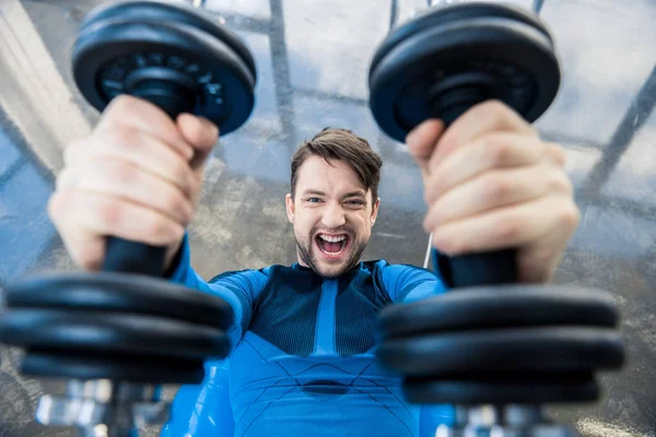 Uomo allenamento con manubri — Foto stock