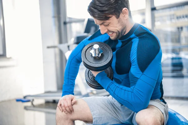 Homem treino com haltere — Fotografia de Stock