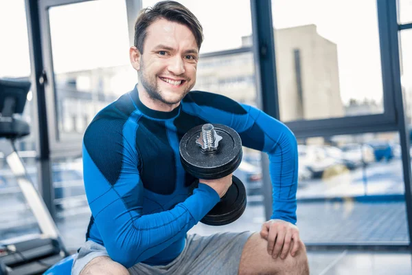 Entrenamiento de hombre con mancuerna - foto de stock