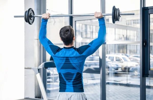 Homem treino com barbell — Fotografia de Stock