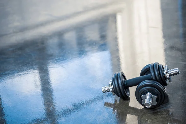 Halteres no chão da sala de exercícios — Fotografia de Stock