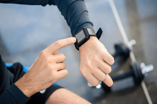 Homme utilisant smartwatch à la salle de gym — Photo de stock