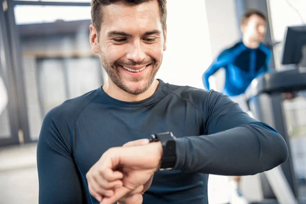 Mann benutzt Smartwatch im Fitnessstudio — Stockfoto