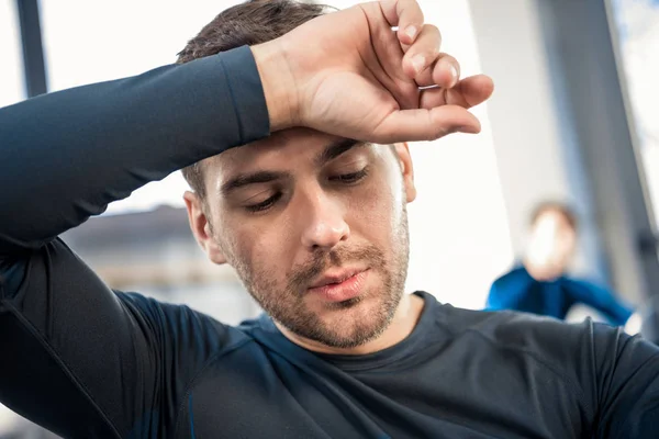 Jeune homme fatigué — Photo de stock