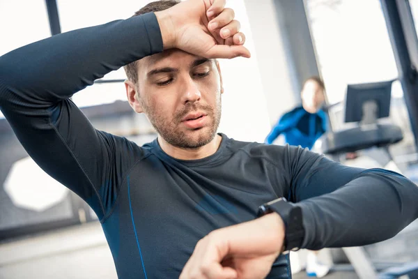 Uomo utilizzando smartwatch in palestra — Foto stock