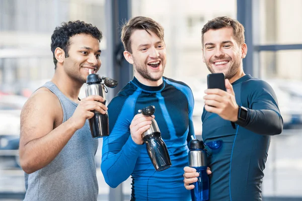Amigos felices en el club deportivo - foto de stock