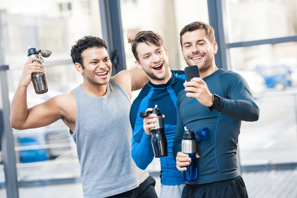 Amigos felices en el club deportivo - foto de stock