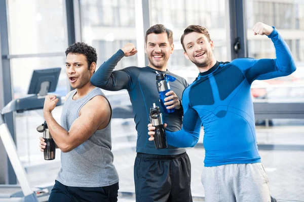 Amigos felices en el club deportivo - foto de stock