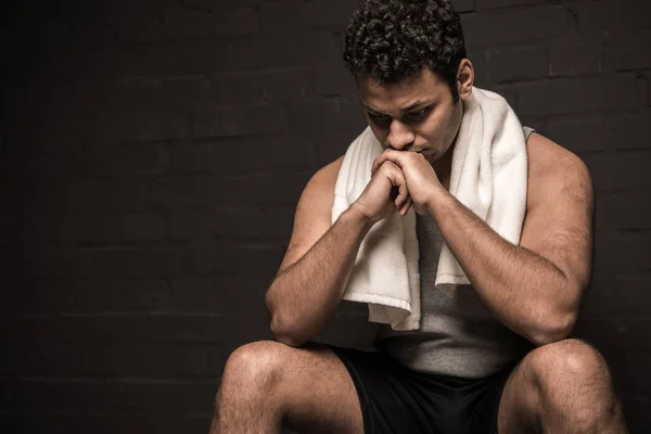 Homme au repos dans les vestiaires — Photo de stock