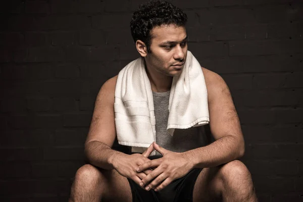 Homme au repos dans les vestiaires — Photo de stock