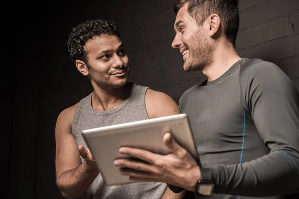 Homens usando computador tablet — Fotografia de Stock