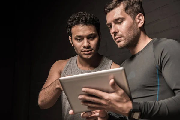 Homens usando computador tablet — Fotografia de Stock