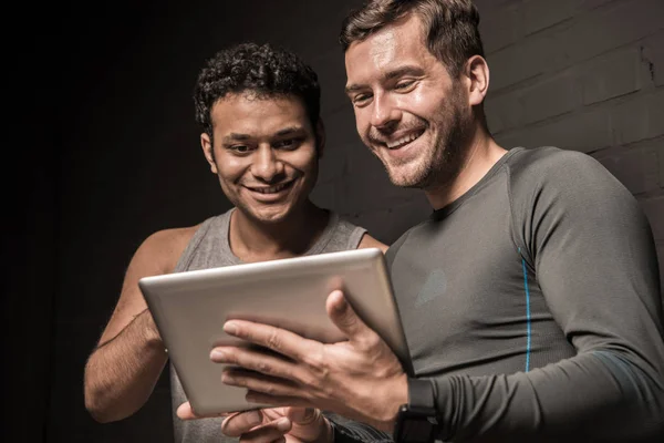 Men using tablet computer — Stock Photo