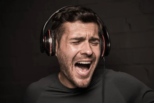 Uomo ascoltare musica — Foto stock