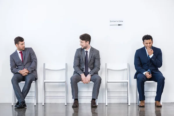Uomini d'affari in attesa di intervista — Foto stock