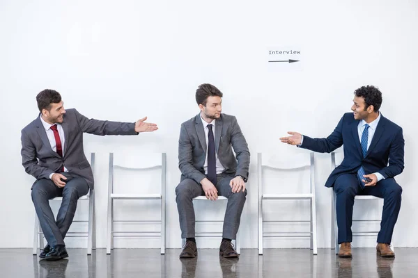 Geschäftsleute warten auf Interview — Stockfoto