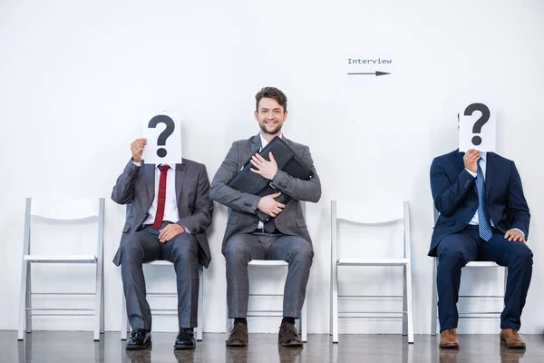 Hombres de negocios esperando una entrevista - foto de stock