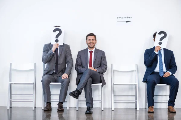 Hombres de negocios esperando una entrevista - foto de stock