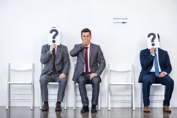 Hombres de negocios esperando una entrevista - foto de stock