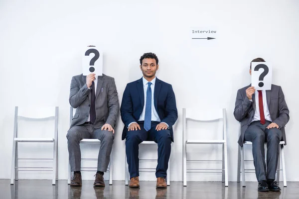 Hombres de negocios esperando una entrevista - foto de stock