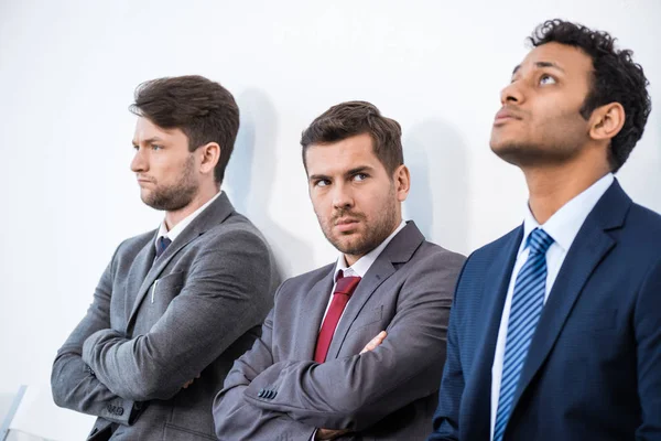 Hombres de negocios esperando una entrevista - foto de stock