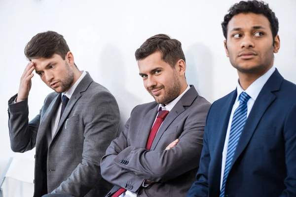 Hombres de negocios esperando una entrevista - foto de stock